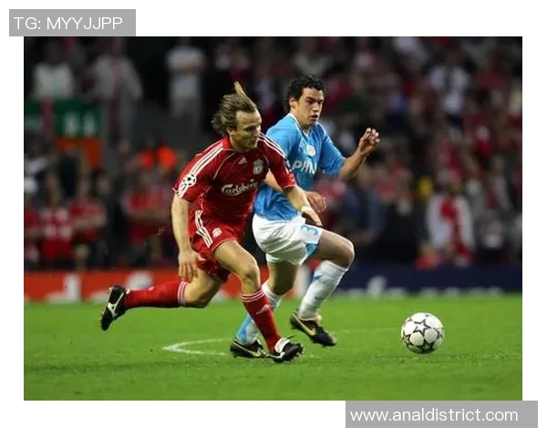 荷兰足球明星岑登的辉煌历程与对足球的热爱之路