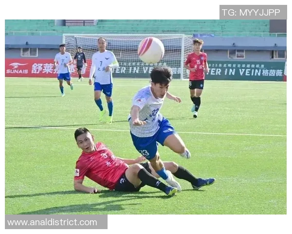 足球明星跨界挑战篮球运动员展现全能魅力与竞技精神 足球明星跨界挑战篮球运动员展现全能魅力与竞技精神